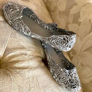 Size 8 Silver flat shoes. Very soft and flexible